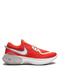 rote und weiße Sportschuhe von Nike