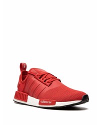 rote und weiße Sportschuhe von adidas