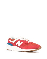 rote und weiße Sportschuhe von New Balance