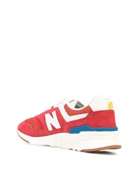 rote und weiße Sportschuhe von New Balance