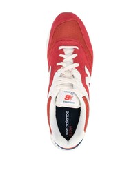 rote und weiße Sportschuhe von New Balance