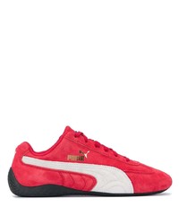 rote und weiße Sportschuhe von Puma
