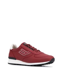 rote und weiße Sportschuhe von Bally