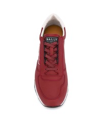 rote und weiße Sportschuhe von Bally