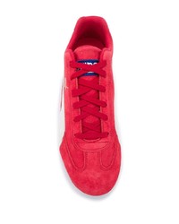 rote und weiße Sportschuhe von Puma