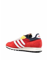 rote und weiße Sportschuhe von adidas