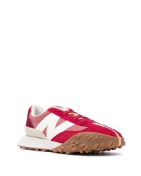 rote und weiße Sportschuhe von New Balance