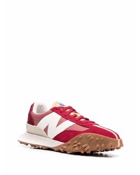 rote und weiße Sportschuhe von New Balance