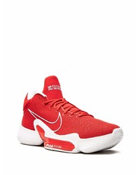 rote und weiße Sportschuhe von Nike