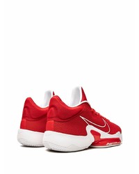 rote und weiße Sportschuhe von Nike