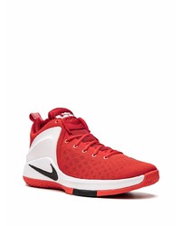 rote und weiße Sportschuhe von Nike