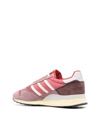 rote und weiße Sportschuhe von adidas