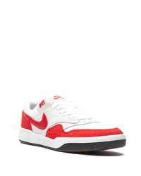 rote und weiße Wildleder niedrige Sneakers von Nike