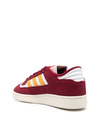 rote Wildleder niedrige Sneakers mit Blumenmuster von adidas