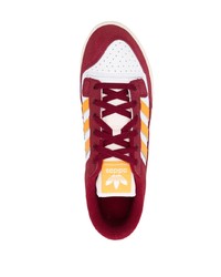 rote Wildleder niedrige Sneakers mit Blumenmuster von adidas