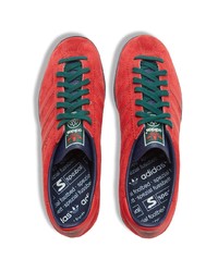 rote Wildleder niedrige Sneakers von adidas