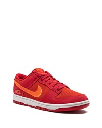 rote Wildleder niedrige Sneakers von Nike