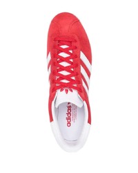 rote Wildleder niedrige Sneakers von adidas