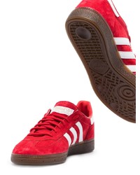 rote Wildleder niedrige Sneakers von adidas