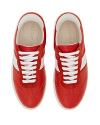rote Wildleder niedrige Sneakers von Ferragamo