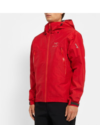 rote Windjacke von Arc'teryx