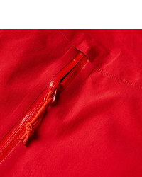 rote Windjacke von Arc'teryx