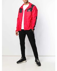 rote Windjacke von The North Face