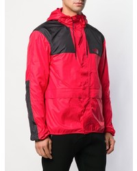 rote Windjacke von The North Face