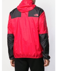 rote Windjacke von The North Face