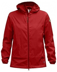 rote Windjacke von FjallRaven