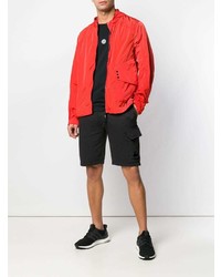 rote Windjacke von CP Company