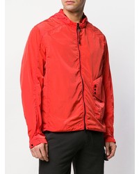 rote Windjacke von CP Company