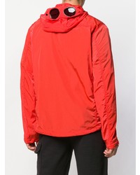 rote Windjacke von CP Company