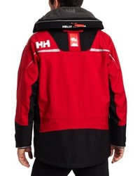 rote Windjacke von Helly Hansen