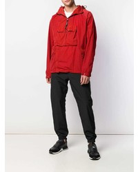 rote Windjacke von CP Company