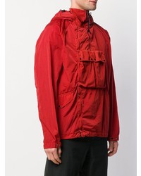 rote Windjacke von CP Company