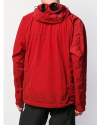 rote Windjacke von CP Company