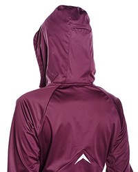 rote Windjacke von Puma