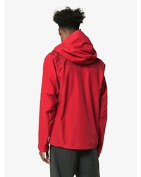 rote Windjacke von Arc'teryx