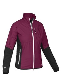 rote Windjacke von Salewa