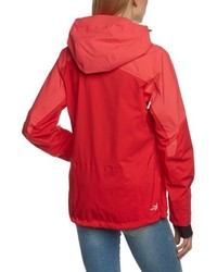 rote Windjacke von Salewa