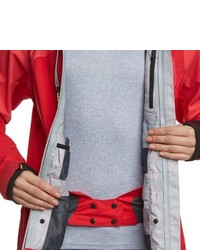 rote Windjacke von Salewa