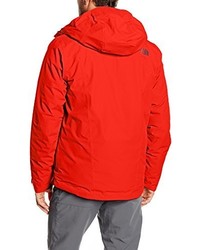 rote Windjacke von The North Face