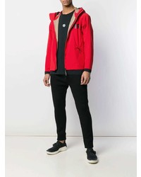 rote Windjacke von CP Company