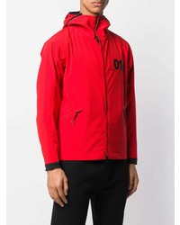 rote Windjacke von CP Company