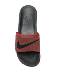 rote Zehensandalen von Nike