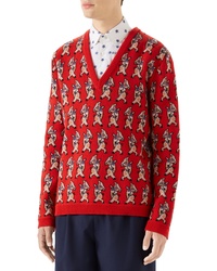 roter bedruckter Pullover mit einem V-Ausschnitt