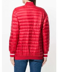 roter Daunenmantel von Moncler