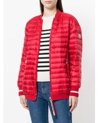 roter Daunenmantel von Moncler