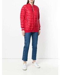 roter Daunenmantel von Moncler